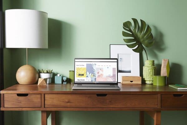 Chromebook met touchscreen in huiskamer