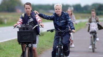 Kinderen fietsen naar school
